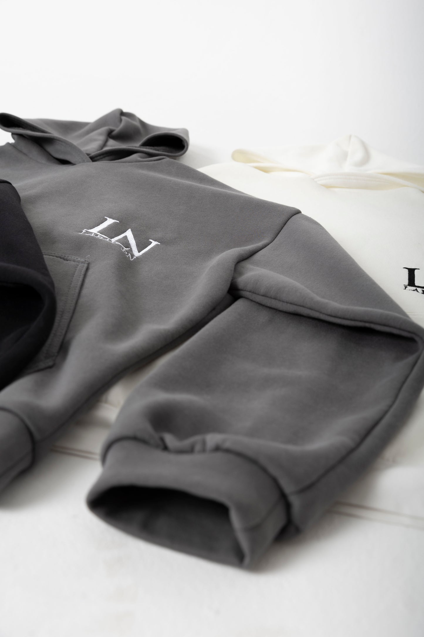 grauer Hoodie, von LabayPN, Ansicht vom Ärmel