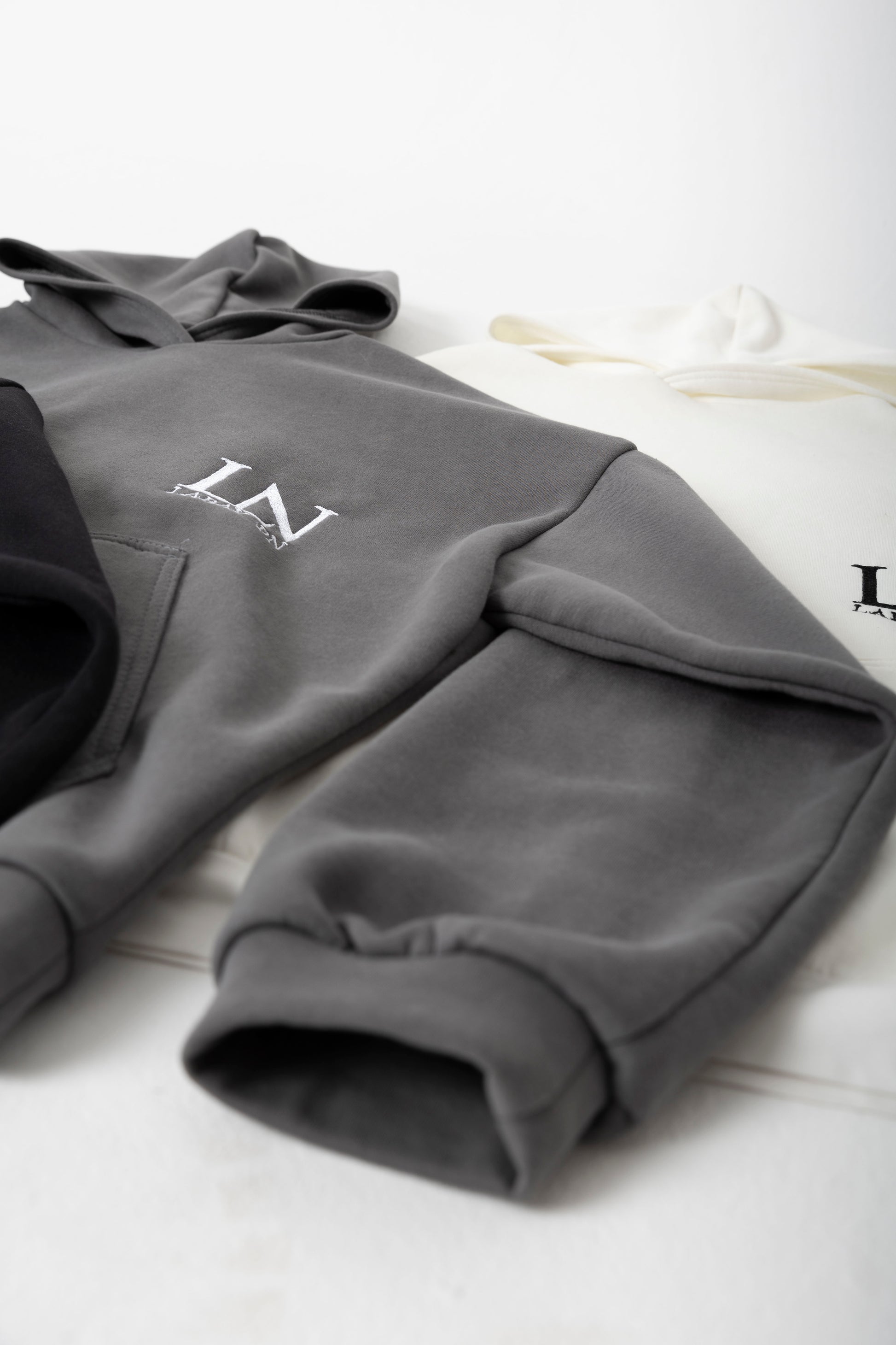 grauer Hoodie, von LabayPN, Ansicht vom Ärmel