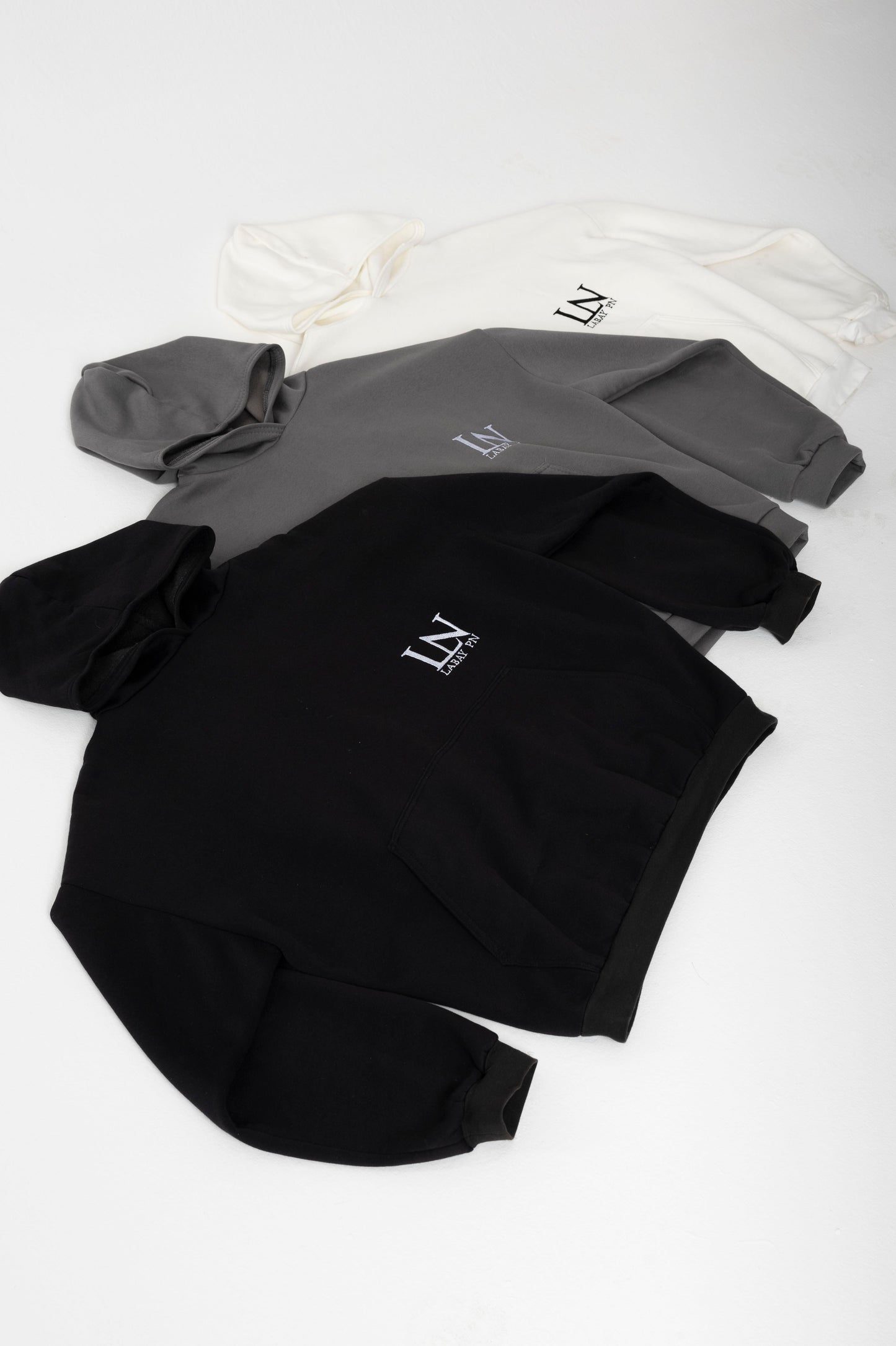 Handgefertigte Hoodies in weiß, schwarz und grau, von LabayPN, Ansicht von oben